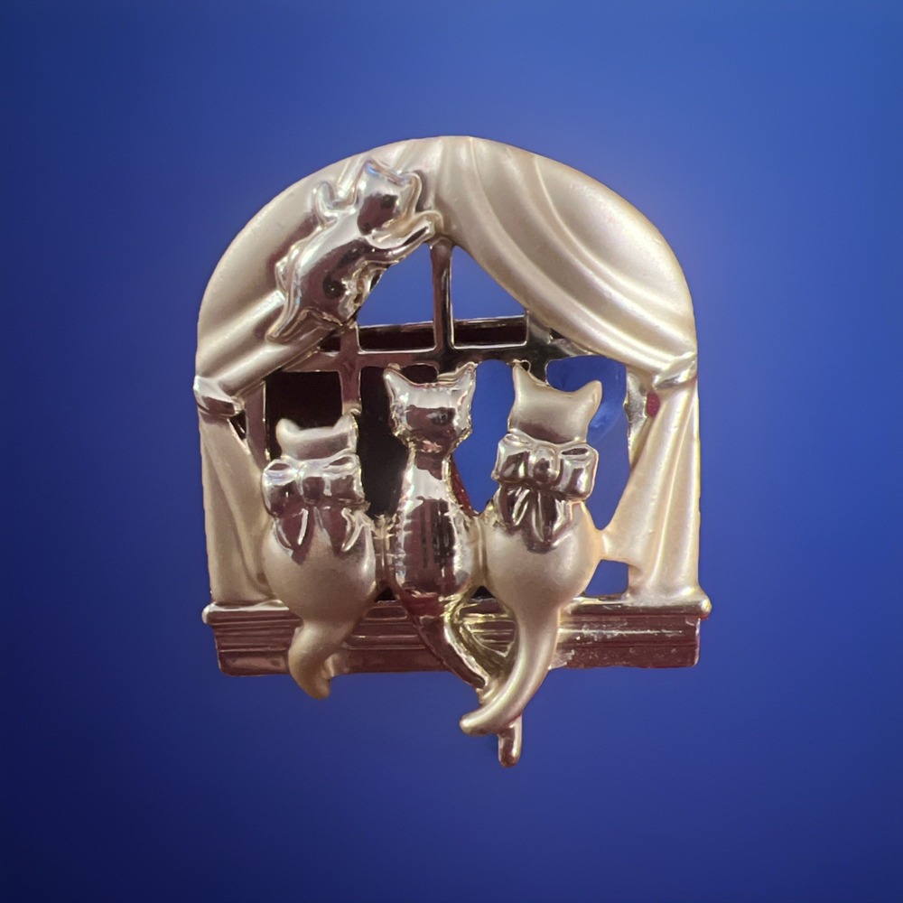 GRANDMA GRABE'S BEAUTIFUL VINTAGE AJC CATS IN‎ THE WINDOW GOLD TONE .7 OZ BROOCH